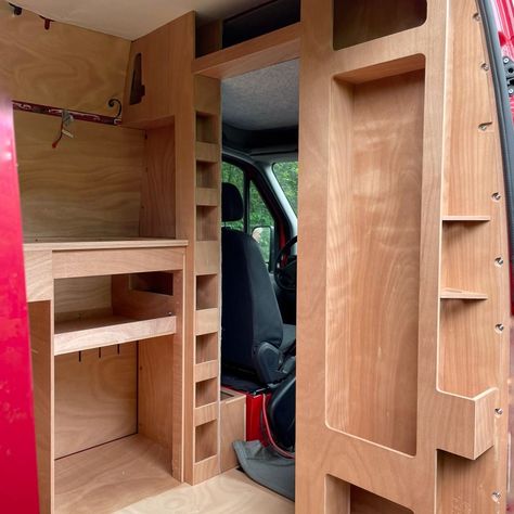 Jasper en Marieke - Vagebond1 Van Shelving Ideas Transit, Van Build Walls, Van Cabinet Door, Van Cabinets, Over Cab Bed Van, Kombi Interior, Camper Furniture, Van Organization, Minivan Camper Conversion