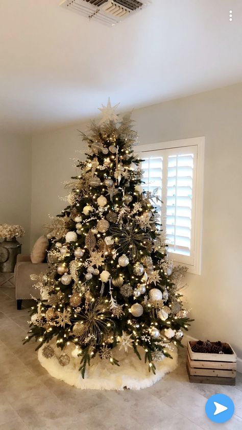 2018 Christmas Elegant Christmas Tree Decorations, Christmas Tree Inspo, Gold Christmas Tree Decorations, Frosted Christmas Tree, Pretty Christmas Decorations, Wall Christmas Tree, Christmas Tree Decorating Themes, Minimalist Christmas Tree, Elegant Christmas Trees