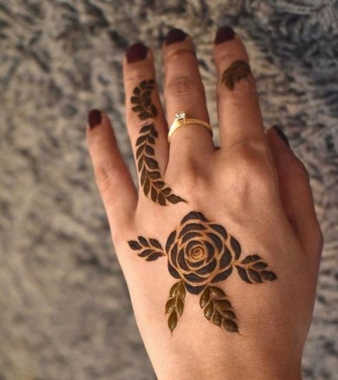 Rose Design Mehendi, Mehandi Poses, Mehndi Dizain, Figure Mehendi, Festival Henna, Mendhi Patterns, Rose Henna, Mehendi Bridal, Short Mehndi Design