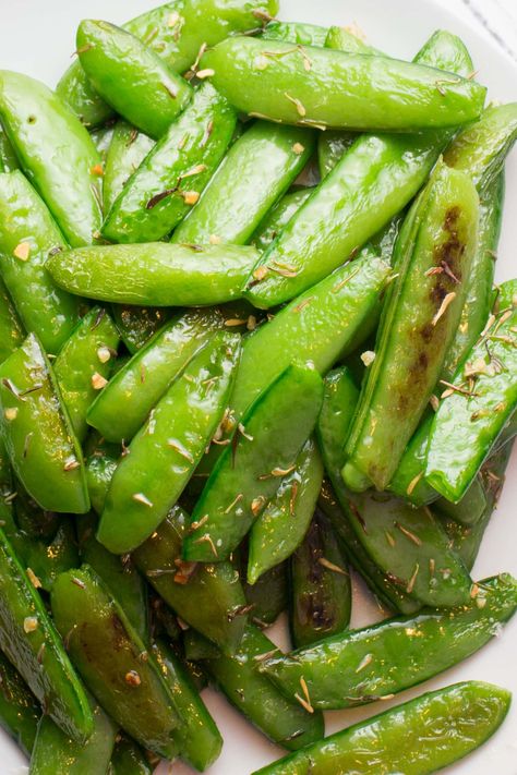 Roasted Sugar Snap Peas Recipe are ready in 10 minutes! Sprinkled with garlic, thyme and salt, they make such a easy side dish or snack. I like to bake these crunchy sugar snap peas to serve over pasta or rice for a simple dinner! Recipes Using Snap Peas, Sugar Peas Recipe, Snap Peas Recipe Side Dishes, How To Cook Peas, Sugar Snap Peas Recipe, Snow Peas Recipe, Sugar Snap Pea Recipe, Snap Peas Recipe, Yummy Vegetables