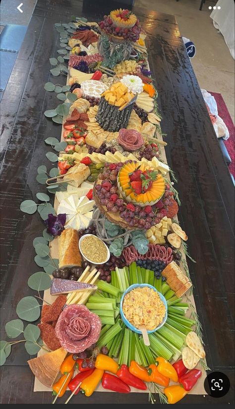 Safari Theme Charcuterie Board, Charcuterie Table Baby Shower Ideas, Safari Grazing Table, Gender Reveal Charcuterie Board Ideas, Safari Charcuterie Board, Grazing Table Ideas Birthday, Baby Shower Grazing Table Ideas, Boho Food Table, Charcuterie Board Baby Shower Ideas