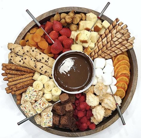 Chocolate Fondue Table Setting Ideas, Cold Weather Picnic, Chocolate Fondue Board, Chocolate Fondue Ideas, Chocolate Fondue Bar, Fondue Board, Fondue Bar, Charcuterie Lunch, Fondue Dippers