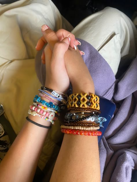 wlw lesbian bisexual couple aesthetic holding hands girls Holding Hands Bracelet, Wlw Vision Board, Wlw Hand Holding, Bisexual Girl Aesthetic, Wlw Hand Placement, Wlw Holding Hands, Lesbian Couple Pose Reference, Aesthetic Holding Hands, Hand Holding Aesthetic