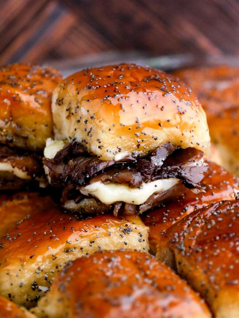 Roast Beef Sliders – Recipes By Val Roast Beef Sandwich Sides, Roast Beef Sliders Recipes, Beef Rendang Recipe, Sweet Hawaiian Rolls, Sliders Recipes Beef, Sliders Recipes, Roast Beef Sliders, Sliced Roast Beef, Beef Sliders