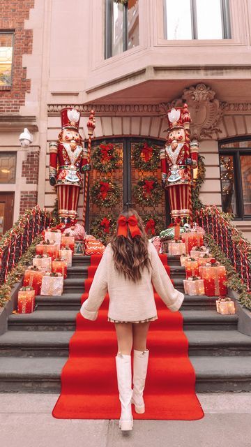 New York Christmas Outfits, My Christmas Wishlist, Christmas Outfit Aesthetic, Pagan Festivals, Nyc Christmas, Nyc Girl, Christmas Travel, Nyc Trip, Holiday Themes