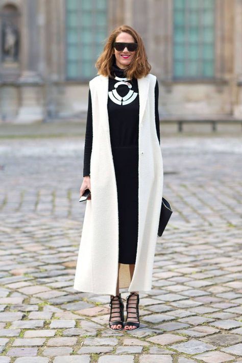 JJ Martin. Photo: Diego Zuko of The Outsider Long Sleeveless Vest, Paris Street Style Fall, Elegantes Outfit Damen, Rok Outfit, Black And White Outfit, Sleeveless Coat, Fashion Week Spring 2014, Long Vest, Winter Vest