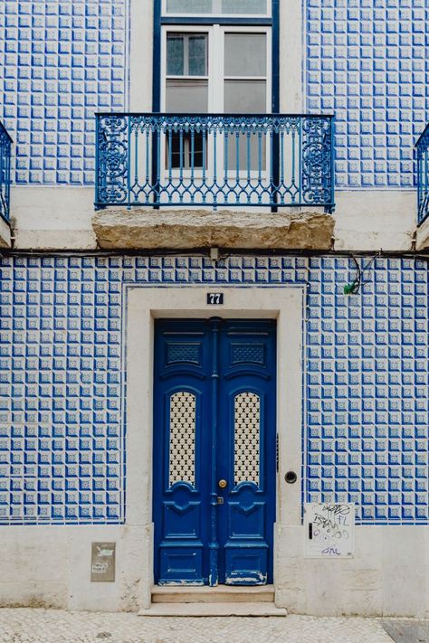 Kaboompics - Colorful wooden door in the facade of a typical Portuguese house at Lisbon, Portugal Portuguese House Exterior, Modern Portuguese Architecture, Facade Tiles, Portuguese Houses, Portuguese Buildings, Portuguese House, Old Portuguese Houses, Portugal Buildings, Portuguese Architecture