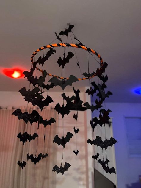 Halloween Classroom Decorations, Bricolage Halloween, Easy Diy Halloween Decorations, Casa Halloween, Homemade Halloween Decorations, Halloween Classroom, Easy Halloween Decorations, Adornos Halloween, Halloween Crafts Decorations