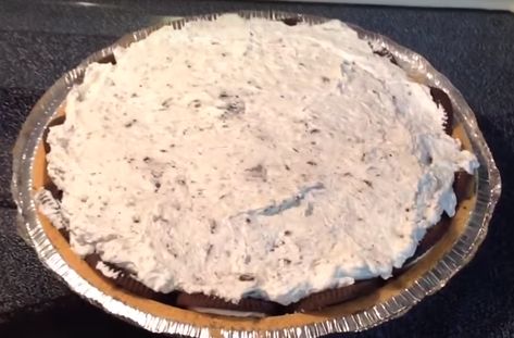 No Bake Dollar Tree Cookie Pie. This oreo inspired pie is fantastic. Simple to make with only 4 ingredients! A must try. Dollar Tree Desserts, 4 Ingredient Cookies, Tree Cookies, Cookie Pie, Super Easy Recipes, No Bake Treats, Pie Dessert, Cookies Ingredients, Southern Recipes