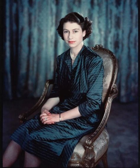 Queen Elizabeth II on Instagram: “This is a beautiful portrait of Princess Elizabeth in 1949 💙 ... #royalFamily #windsor #royalstyle #royal #hermajestythequeen…” Queen Elizabeth Wallpaper, Elizabeth Wallpaper, Elizabeth Ii Young, Young Queen Elizabeth, Queen Elisabeth, Rainha Elizabeth Ii, Hm The Queen, Reine Elizabeth Ii, English Royalty