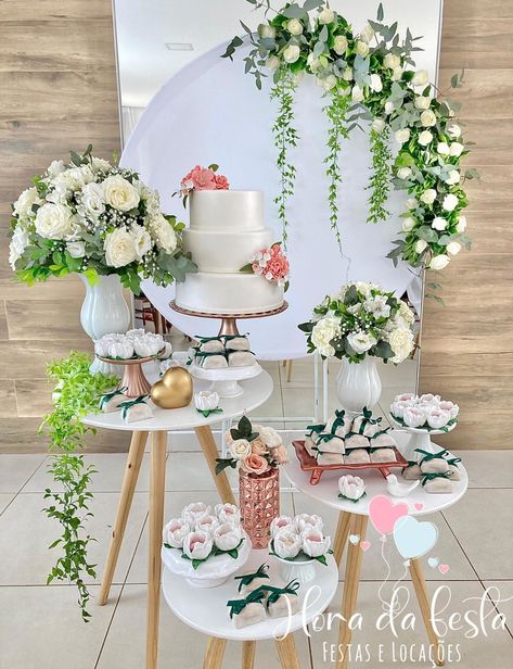 Mini Wedding Em Casa, Smile Decor, Simple Wedding Reception, Maternity Photography Poses Pregnancy Pics, Backyard Reception, Baby Toys Diy, Mini Wedding, Frozen Birthday Party, Mini Table