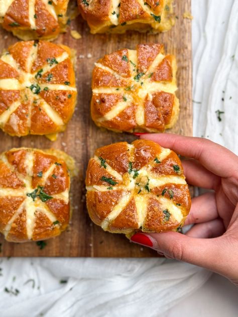 Korean Cream Cheese Garlic Buns - BAKE WITH ZOHA Sweet Breakfast Sides, Savory Buns Recipe, Korean Pastries Recipe, Korean Cream Cheese Garlic Buns, Korean Cream Cheese Bun, Bake With Zoha, Cream Cheese Hawaiian Rolls, Korean Food Ideas, Savoury Bread Recipes