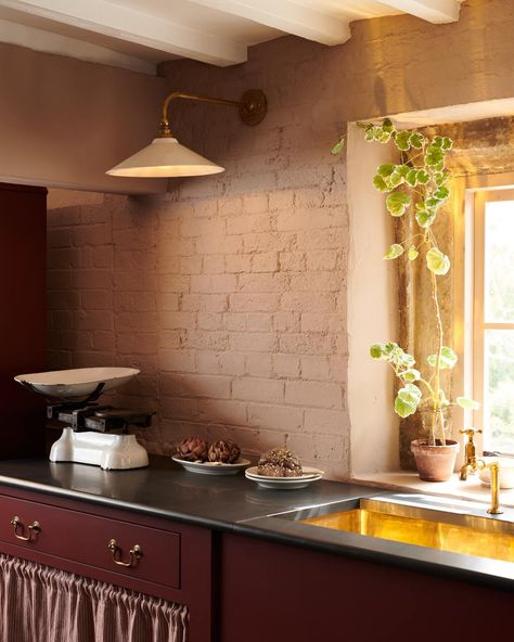 The Heirloom Task Light | deVOL Kitchens Vegetable Boxes, Above The Sink, Devol Kitchens, Heirloom Furniture, English Kitchens, Wall Lighting Design, Shaker Kitchen, Sink Cabinet, Green Rooms