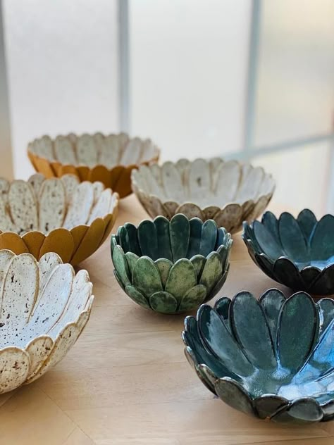 Fruit Bowls Ceramic Pottery, Ceramic Platters Ideas Design, Hand Built Bowls Pottery, Ceramic Leaves Pottery, Ceramic Surface Texture, Clay Pinch Pot Ideas Pottery, Pinch Ceramics, Hand Build Pottery, Ceramics Easy