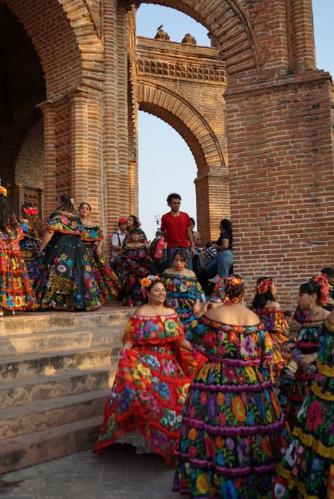 Spanish Aesthetic, Mexican Stuff, Latina Aesthetic, Ballet Folklorico, Mexico Culture, Latina Fashion, Mexican Culture, Ap Art, Feminine Aesthetic