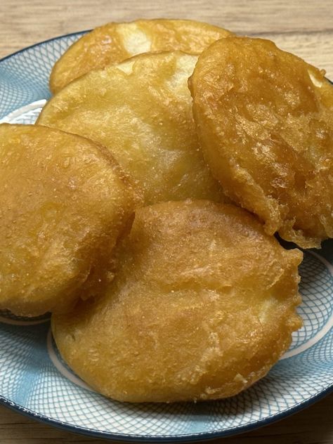 Potatoe Fritters, Fried Potato Cakes, Potato Fritters Recipe, Aussie Recipes, Vegetable Pakora, Flake Recipes, Deep Fried Potatoes, Yummy Fries, Aussie Food