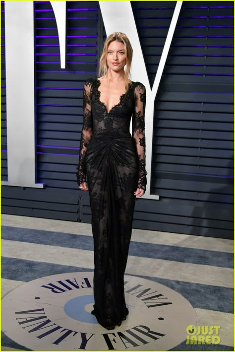 Holiday Gowns Black Tie, Fii Puternic, Recital Dress, Black Lace Gown, Martha Hunt, Gowns Elegant, Oscar Dresses, Vanity Fair Oscar Party, Oscar Party