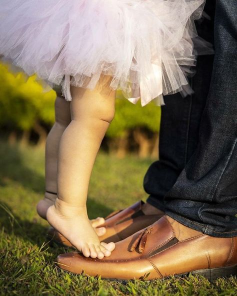 Father Son Photography, Father Daughter Pictures, Father Daughter Photos, Daughter Photo Ideas, Baby Photoshoot Ideas, Baby Photography Poses, Couple With Baby, Mother Baby Photography, Father Daughter Photography