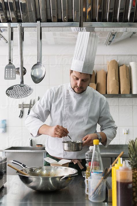 Cook In Kitchen, Man Cooking Photography, Chef Cooking Photography Kitchens, Eating Pose, Chef Profile, Cook People, Chef Pictures, Cook Kitchen, Food Videography