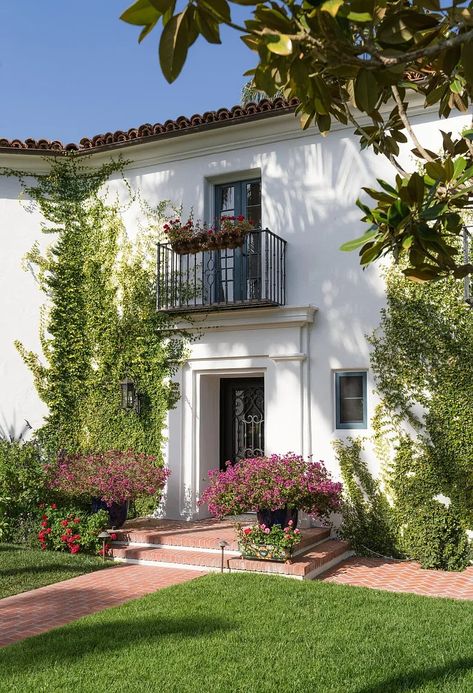 4426 Via Bendita, Santa Barbara, CA 93110 | MLS #24-1576 | Zillow Spanish Exterior, Spanish Style Kitchen, Spanish House, Decor Home Living Room, Exterior Decor, Spanish Style, Home Reno, Single Family Home, House Inspo