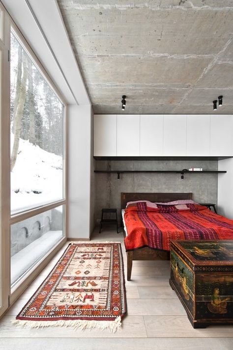 Concrete Ceiling Design, Concrete Wood Interior, Concrete Interiors, Concrete Ceiling, Rustic Room, Ceiling Design Bedroom, Concrete Furniture, Exposed Concrete, House Features