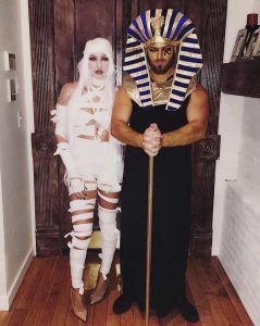 Mummy King Tut Couples Costume Idea Halloween Kostüm Joker, Couples Costumes For Halloween, Celebrity Couple Costumes, Unique Couples Costumes, Couples Costumes Creative, Meme Costume, Mummy Costume, Costumes For Halloween, Hallowen Costume