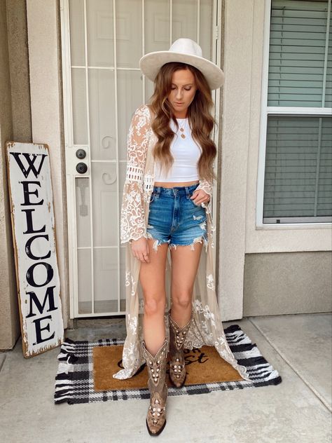 Country Concert Jeans, Outfit For Country Concert, Jeans Outfits Women, Lace Kimono Outfit, Concert Jeans, Outfit Cowboy Boots, Outfit Cowboy, Rodeo Outfit, Cowgirl Life