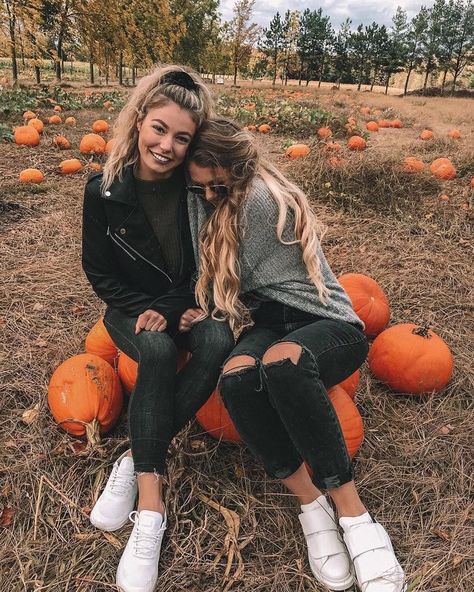 Alex Centomo, Pumpkin Patch Photoshoot, Pumpkin Patch Pictures, Fall Friends, Autumn Weather, Pumpkin Patch Outfit, Urban Outfitters Jeans, Best Friend Photoshoot, Bff Photoshoot