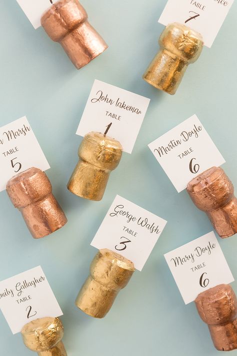 Place Card Holders Diy, Cork Place Card Holders, Cork Place Cards, Champagne Cork Crafts, Card Holder Diy, Cork Wedding, Cork Crafts Diy, Champagne Corks, Card Table Wedding