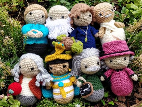 Iconic People Full Set Marilyn Monroe Charlie Chaplin Audrey Hepburn van Gogh Amelia Earhart da Vinci Frida Kahlo Mozart Marie Curie Darwin Queen Elizabeth II Newton Cleopatra Einstein Merkel Gandhi Amigurumi crochet Crochet pattern by Sara Barbosa | LoveCrafts Queen Eli, Leia Star Wars, Iconic People, Reine Elizabeth Ii, Star Wars Wedding, Reine Elizabeth, Amelia Earhart, Aran Weight Yarn, Isaac Newton