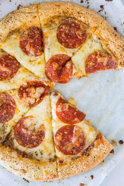 Keto Pizza Crust (No eggs, cheese) Grain, sugar and gluten free! Keto Pizza Crust Recipe, Sugar Free Tomato Sauce, Keto Pizza Crust, What Is Keto, Pizza Lasagna, Braised Chicken Breast, Keto Buns, Desserts Keto, Postre Keto