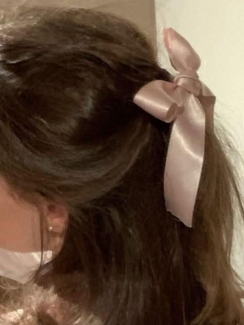 elain archeron | ??? Aesthetic Brunette, Pink Coquette Aesthetic, Elain Archeron, Light Brunette Hair, Brunette Aesthetic, Light Brunette, Bows Pink, Ethereal Aesthetic, Bow Hairstyle