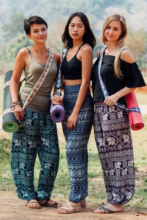 Elephant Pants Outfit, Boho Yoga Outfit, Yogo Pants, Harem Pants Outfit, Batik Pants, Elephant Pants, Boho Yoga, Yoga Pants Outfit Aesthetic, Pants Outfit Casual