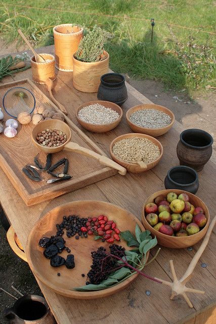 Haithabu - wikingerzeitliche Lebensmittel präsentiert von Beate Stein. Viking Camp, Viking Food, Viking Party, Food Magic, Larp Props, Medieval Recipes, Medieval Decor, Viking Life, Medieval Life