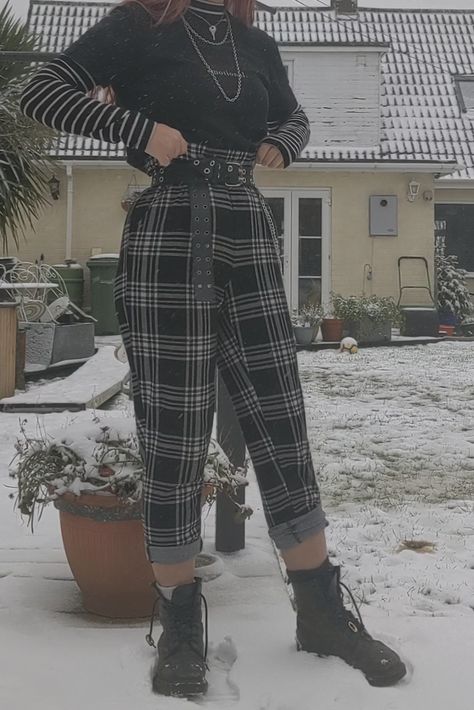 Alt Trousers Outfit, Egirl Fall Outfit, Sporty Alternative Outfits, Alt Girl Aesthetic Outfits, Alt Cold Weather Outfits, Egirl Winter Fashion, Egirl Style Outfits, Stile Grunge Outfit, Bisexual Clothes Style