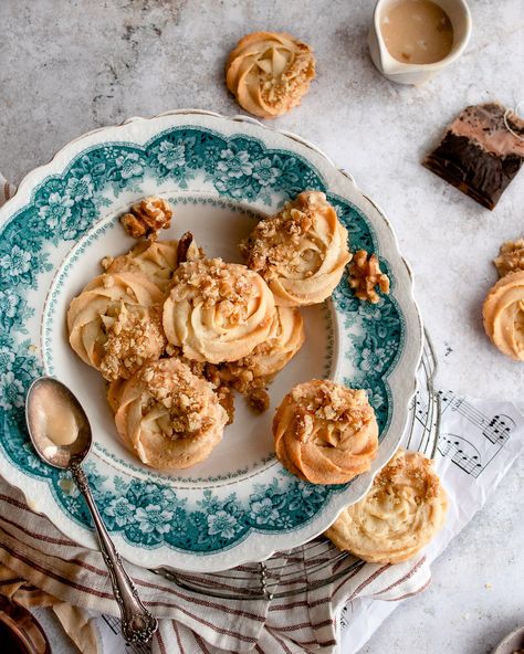 Maple Vanilla Walnut Viennese Whirls that are buttery, crispy and tender. Dipped in glossy maple glaze and topped with crunchy walnuts. Vienesse Biscuits, Viennese Cookies, Viennese Biscuits, Viennese Whirls, Banana Granola, Bakers Gonna Bake, Buttery Cookies, Maple Glaze, Strawberry Banana