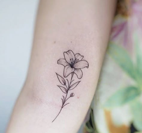 Amaryllis Tattoo, Mum Tattoo, Bestie Tattoo, Small Tats, Bouquet Tattoo, Butterfly Tattoos For Women, Tattoos For Women Flowers, Lily Tattoo, Collar Bone Tattoo