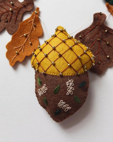 Longing for Autumn 🍂 . . Embrace sustainable decor and make this felt acorn garland. The full tutorial is available in issue 56 of Love Embroidery Magazine ❤️🪡 Acorn Applique Pattern, Acorn Applique, Acorn Embroidery, Felt Squirrel, Felt Acorn, Acorn Garland, Felted Acorns, Love Embroidery, Sustainable Decor