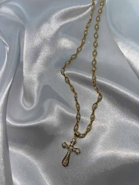 Aesthetic Cross Necklace, Cross Necklace Aesthetic, Pearls Aesthetic, Y2k Jewellery, Pearl Cross Necklace, Jewelry Y2k, Necklace Aesthetic, Beautiful Gold Necklaces, Jewellery Necklace