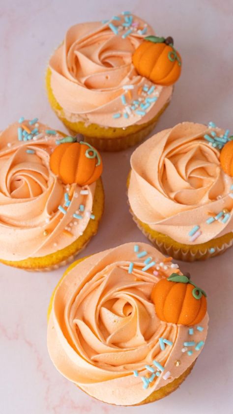 September Cupcakes Ideas, Pumpkin Design Cupcakes, Simple Fall Cupcakes, Pumpkin Theme Desserts, Little Pumpkin Baby Shower Cupcakes, Pumpkin Themed Cupcakes, Little Pumpkin Cupcakes, Pumpkin Baby Shower Cupcakes, Fall Baby Shower Cupcakes