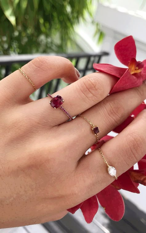 Vintage Rings Gold, Rings Aesthetic Gold, Ruby Ring Simple, Engagement Rings Simple, Grunge Ring, Gold Ring Jewelry, Ring Aesthetic, Hand Jewelry Rings, Rings Solitaire