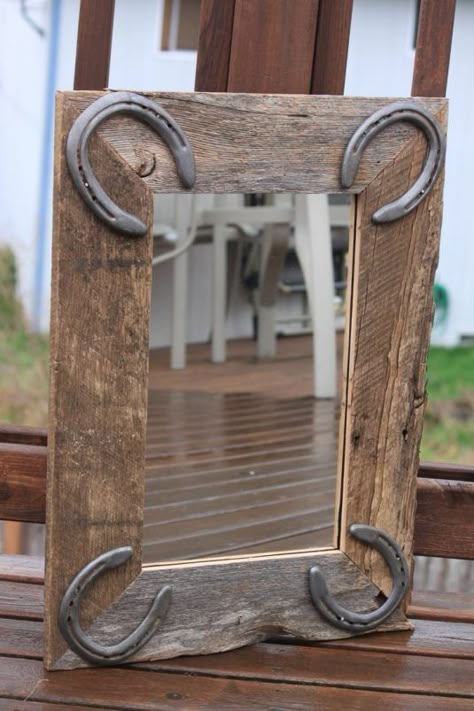 10+Decoraciones Rusticas con Herraduras Horse Shoe Picture Frame, Horse Shoes Ideas, Horseshoe Picture Frame, Horse Shoe Crafts Diy Easy, Western Diy Projects, Western Diy Decor, Western Crafts Diy, Diy Rustic Home Decoration, Western Decor Diy