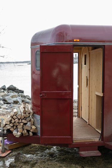 Mobile sauna in a horse trailer | SAUNA GALLERY Trailer Sauna, Sauna Wood Stove, Homemade Sauna, Rustic Saunas, Mobile Sauna, Airstream Restoration, Mobile Spa, Sauna Diy, Sauna House