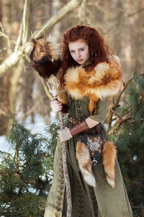 Druid Costume, Celtic Costume, Viking Queen, Viking Aesthetic, Costume Viking, Viking Cosplay, Celtic Druids, Venomous Snakes, Viking Dress