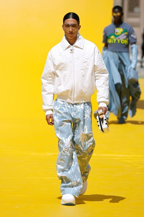 Louis Vuitton Menswear Spring Summer 2023 Paris – NOWFASHION Louis Vuitton Ss23 Men, Louis Vuitton Ss24 Men, Gucci Male Outfits, Fashion Design Streetwear, Mens Fashion Runway, Louis Vuitton Ss23, Louis Vuitton Jeans, Louis Vuitton Menswear, Spring Summer 2023 Fashion