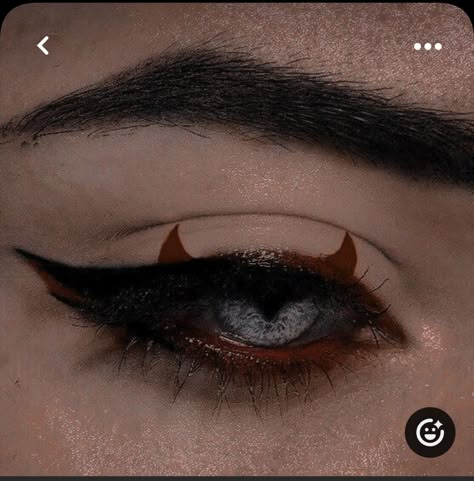 Gothic Style Makeup, Halloween Themed Makeup Simple, Red Halloween Makeup Looks, Red Alt Makeup, Halloween Makeup For School, School Eyeliner, Spooky Eyeliner, Simple Halloween Eye Makeup, Eye Halloween Makeup