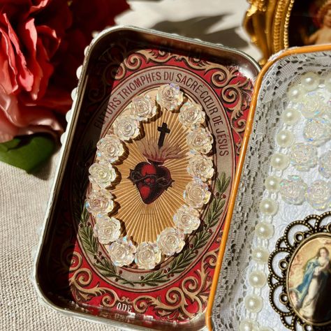 Catholic Pocket Altar 🎀🎀🎀 🌼 free shipping within the US 🌼 $34.99 🌼 made with recycled altoid can 🌼 handmade with 💖 in 🇺🇸 Only one piece of this style is currently available, so buy it now! LINK IN BIO TO PURCHASE~ #rosarybeads #RosaryPrayer #blessedvirginmary #catholic #ourladyofsorrows #rosary #immaculateheartofmary #catholicart #catholicism #catholicfaith #ImmaculateConception #catholicartandgifts #SacredHeartOfJesus #sacredheart #ourladyofguadalupe #madonnaandchild #mamamary #madonna #... Pocket Shrine Catholic, Reliquary Box Ideas, Pocket Altar Catholic, Altoid Altar, Rosary Decor, Altar Tin, Altoids Wallets, Pocket Altar, Pocket Shrine