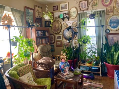 Aesthetic Dorm Room Maximalist, Grandmacore Bedroom Forest, Grandmacore Bedroom, Apartment Decorating Fairy Core, Plant Bedroom Aesthetic Maximalist, Maximalism Bed Room￼, Design Exterior, Deco Boheme, Pretty Room