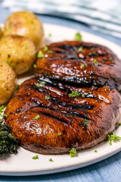 These juicy portobello steaks are marinated in a balsamic marinade and then grilled for a hearty and delicious meal that is ready in 30 minutes or less. | lovingitvegan.com Healthy Dinner Recipes Vegan, Portobello Steaks, Dinner With Mushrooms, Portobello Steak, Dinner Recipes Vegan, Vegan Stuffed Mushrooms, Portabella Mushroom, Balsamic Marinade, Lentil Loaf