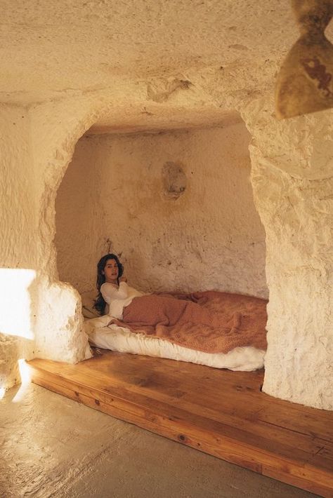 Home decor cob house interior | mud house | clay house Mud houses are made from a mixture of earth, water, and straw, and are usually built around a wooden frame. These clay houses have been around for centuries, but they are having a moment in the Interior design world. The walls are then plastered with a layer of mud, which dries and hardens into a sturdy material. These homes are cozy, organic, and elegant, with earthy vibe that is perfect for winter. Mud House Interior, Cob House Interior, Stone Room, Mud Houses, Secret Rooms In Houses, Brick Fireplace Wall, Casa Hobbit, Simple Fireplace, Black Brick Wall